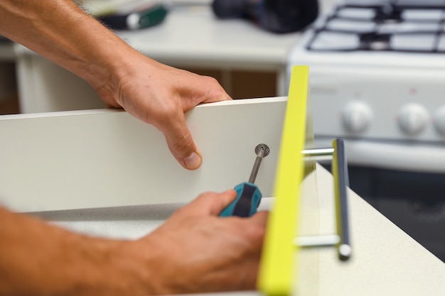 Czym okleić szafki kuchenne, aby odświeżyć wnętrze?