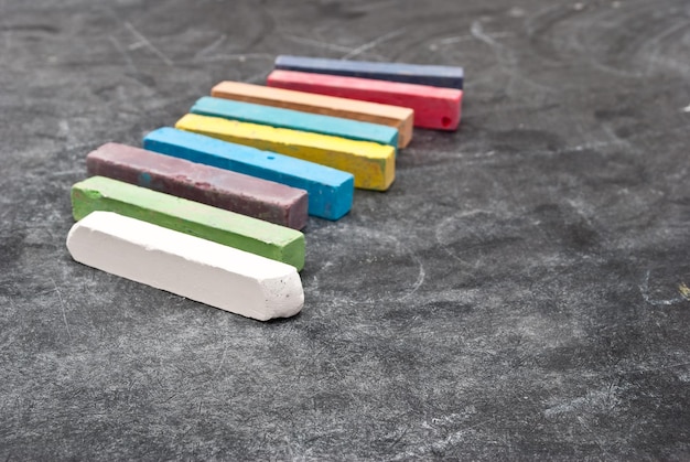 Farba kredowa czym pokryć dla trwałego efektu?