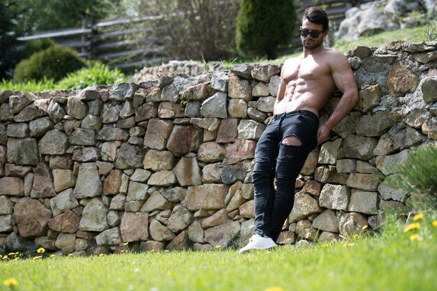 Jak murować z kamienia, by uzyskać solidną i trwałą konstrukcję?