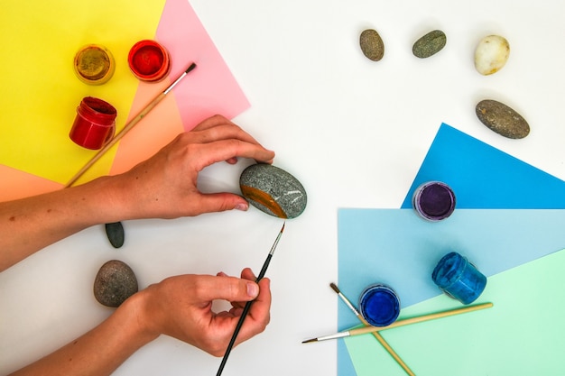 Jak namalować kamienie, aby wyglądały naturalnie?