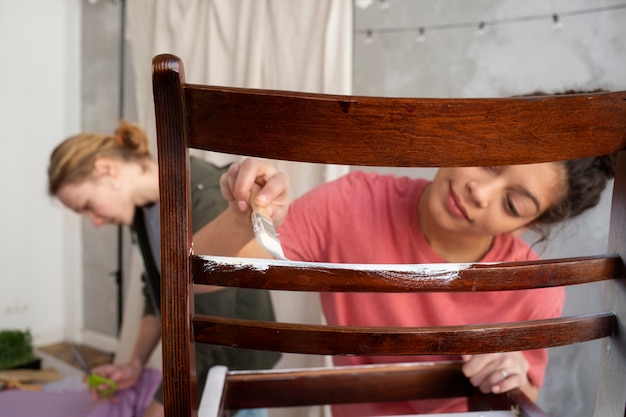 Jak samemu pomalować meble, by nadać wnętrzu nowy charakter?