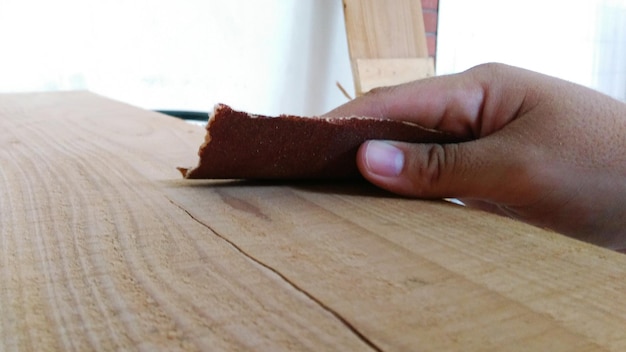 Jak usunąć stary fornir z mebli bez uszkodzenia powierzchni?