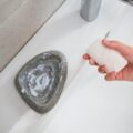 Jak wyczyścić kamień z domowych powierzchni?