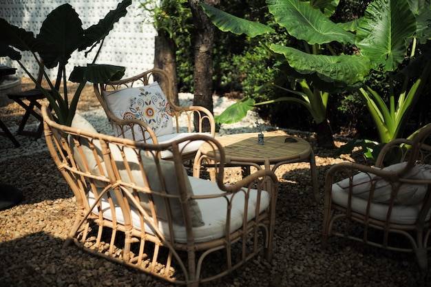 Jak odświeżyć meble ogrodowe przed sezonem?