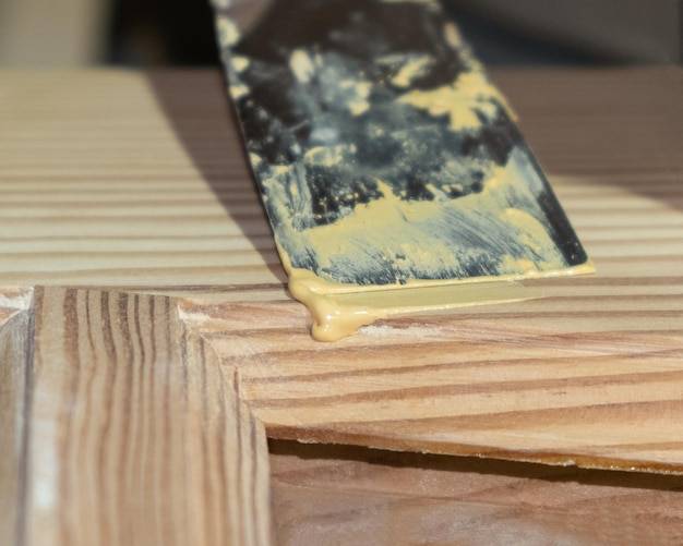 Jakim papierem szlifować lakier z drewna, aby uzyskać gładką powierzchnię?