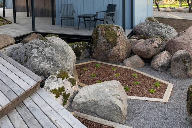 Jak układać kamień naturalny na tarasie, by cieszyć się trwałością i estetyką?