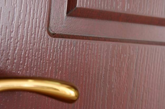 Jak zmatowić meble na wysoki połysk bez ryzyka uszkodzenia?